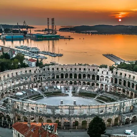 Villa House Adeo With Private Pool, Pula