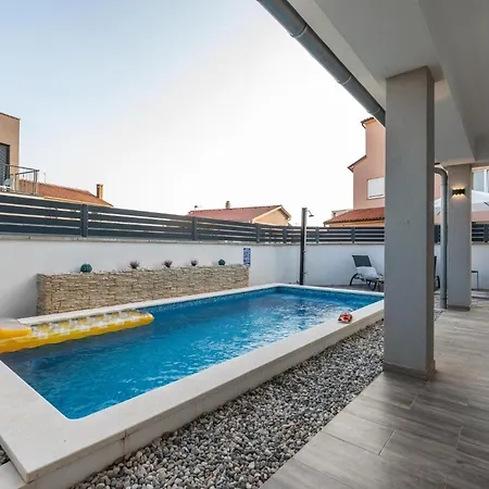 House Adeo With Private Pool, Вилла