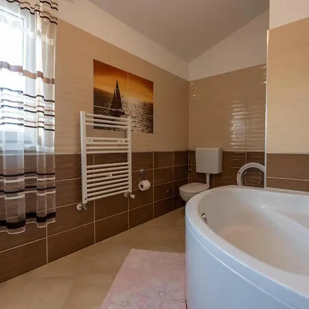 House Adeo With Private Pool, Вилла *