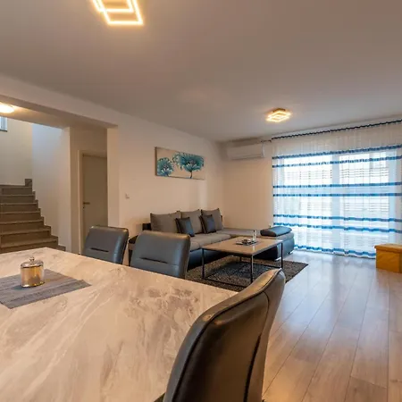 House Adeo With Private Pool, Вилла *