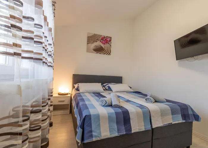 House Adeo With Private Pool, 풀라