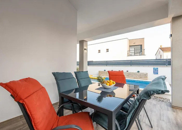 빌라 House Adeo With Private Pool, 풀라